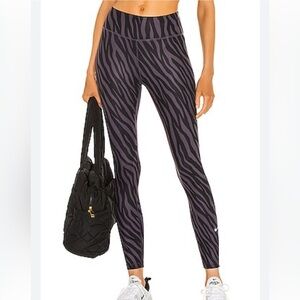 NIKE Icon Clash 7/8 Tight in Dark Raisin